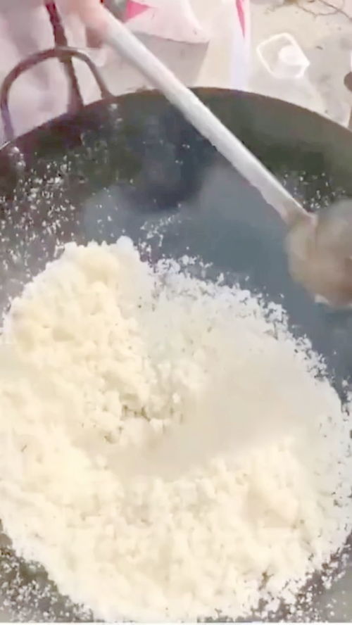 白糖炒成糖漿,加上炸好的紅薯,就是一道地道的美食