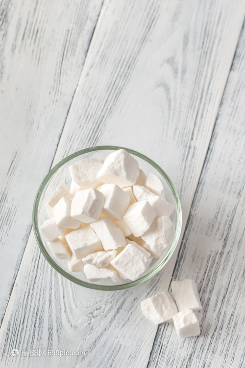 木背景上一碗白糖